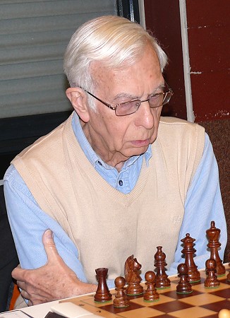 Erich Krüger, der zweitälteste Teilnehmer des Turniers, erfahren in vielen ...