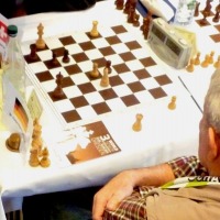 Nach schwerer Verteidigung macht Willy den Siegpunkt gegen die Schweiz