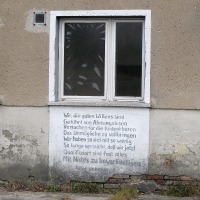 IMG_0943_Binz_2016_prora_inschrift.jpg