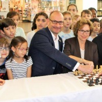 Sebastian Siebrecht mit Bürgermeisterin Ursula Schröder und Centermanager Alexander Balzer (v.re.n.li.)