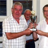 Willy und Bernd Rosen mit dem Siegerpokal