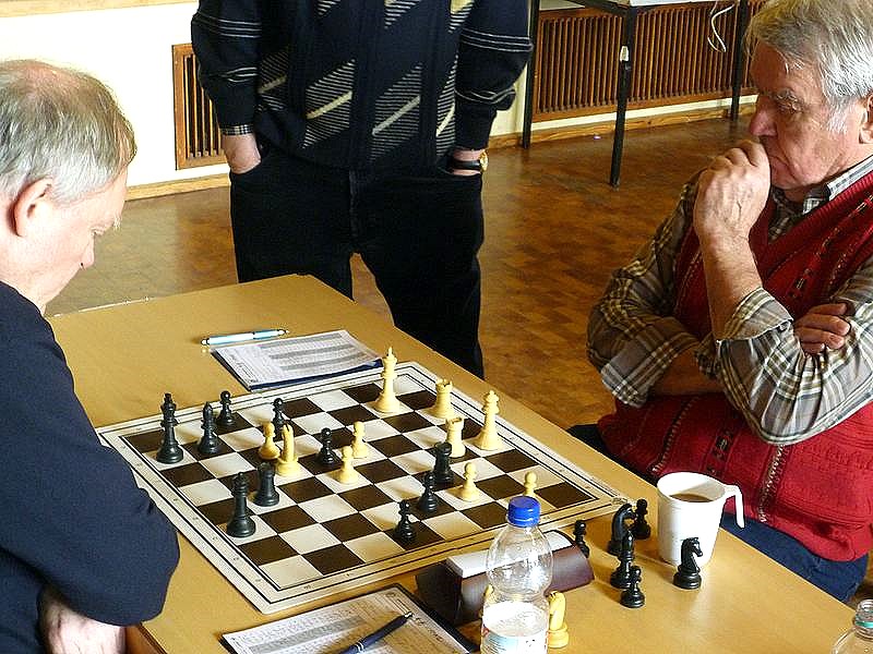 Tisch 1 in Runde 4: Ulrich Wolf (links) gegen Willy Rosen