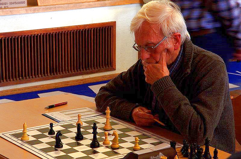 Erich Krüger gewinnt auch in Runde 6