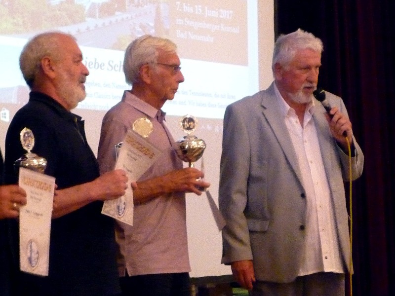 Siegerehrung: IM Yuri Boidman, Erich Krüger, Turnierleiter Gottfried Schumacher